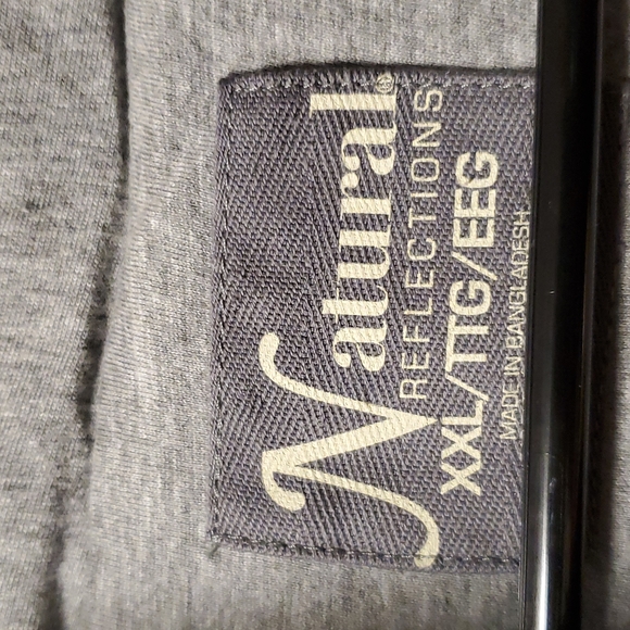 Women's Sleeveless Puffer Jacket - Picture 3 of 3